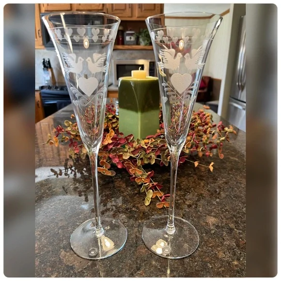 Colony-Pair of Crystal Dove Etched Champagne Glasses-Made In Romania - Picture 1 of 5